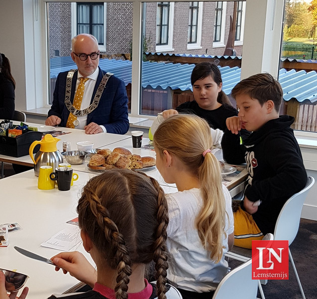 Kinderen De Spoarsiker ontbijten met burgemeester