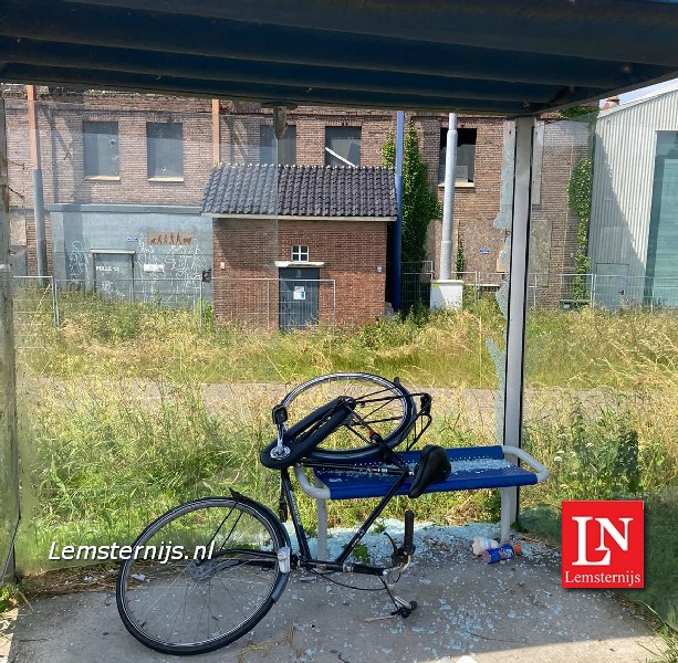 Bushokje helemaal gesloopt met fiets