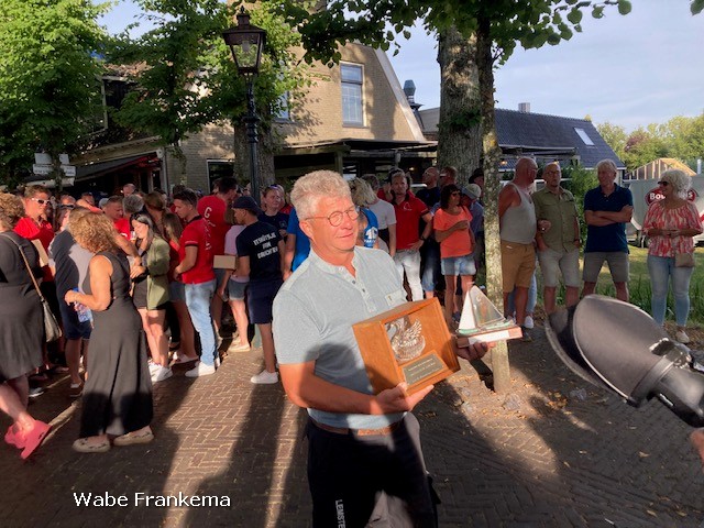 Geweldige overwinning skûtsjeschipper Albert Visser en zijn bemanning bij Langweer