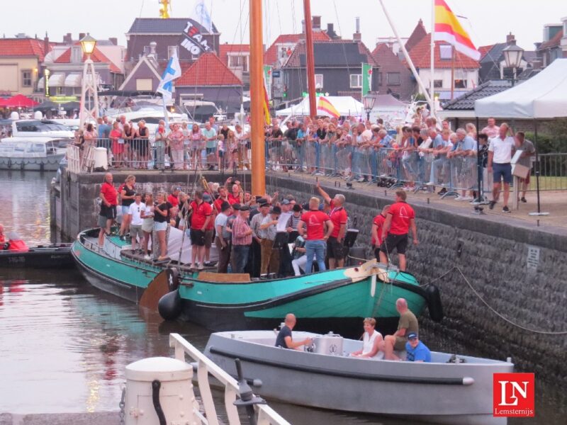 Zeilerij bij Lemmer uitgesteld door weersomstandigheden: Lemster skûtsje gisteren weer eerste