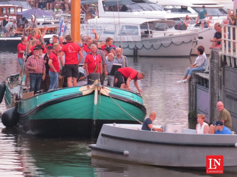 Foto’s: Rijen dik en met een brede lach wachten op de skûtsjes