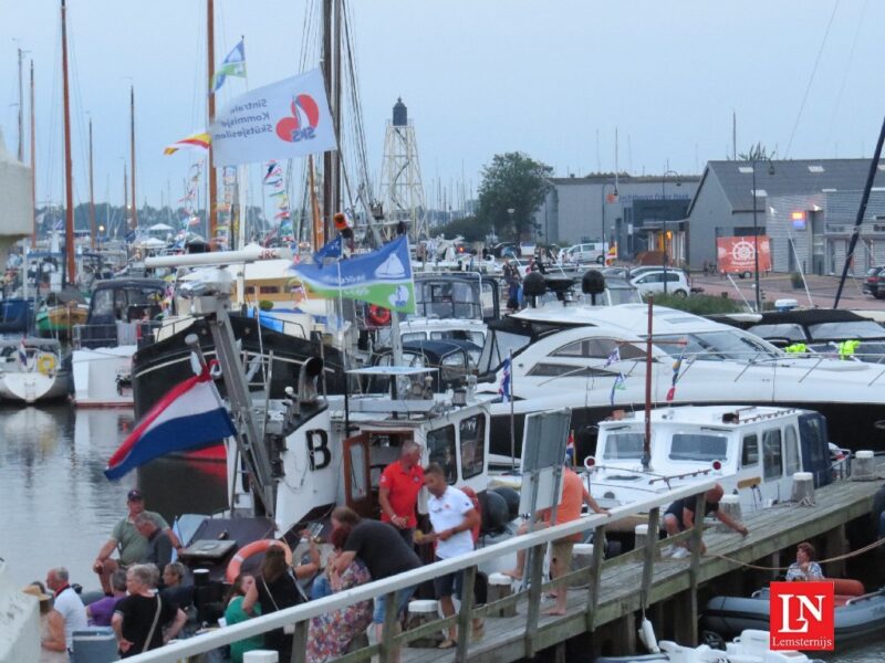 Lemster skûtsje en volgboot ingeklemd tussen grote jachten: “Geen goede ligplek in eigen dorp, lijkt nergens op”