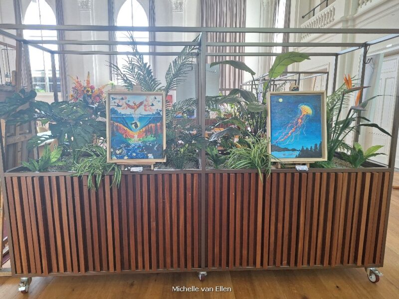 Expositie kleurige dieren in het Papageno Huis