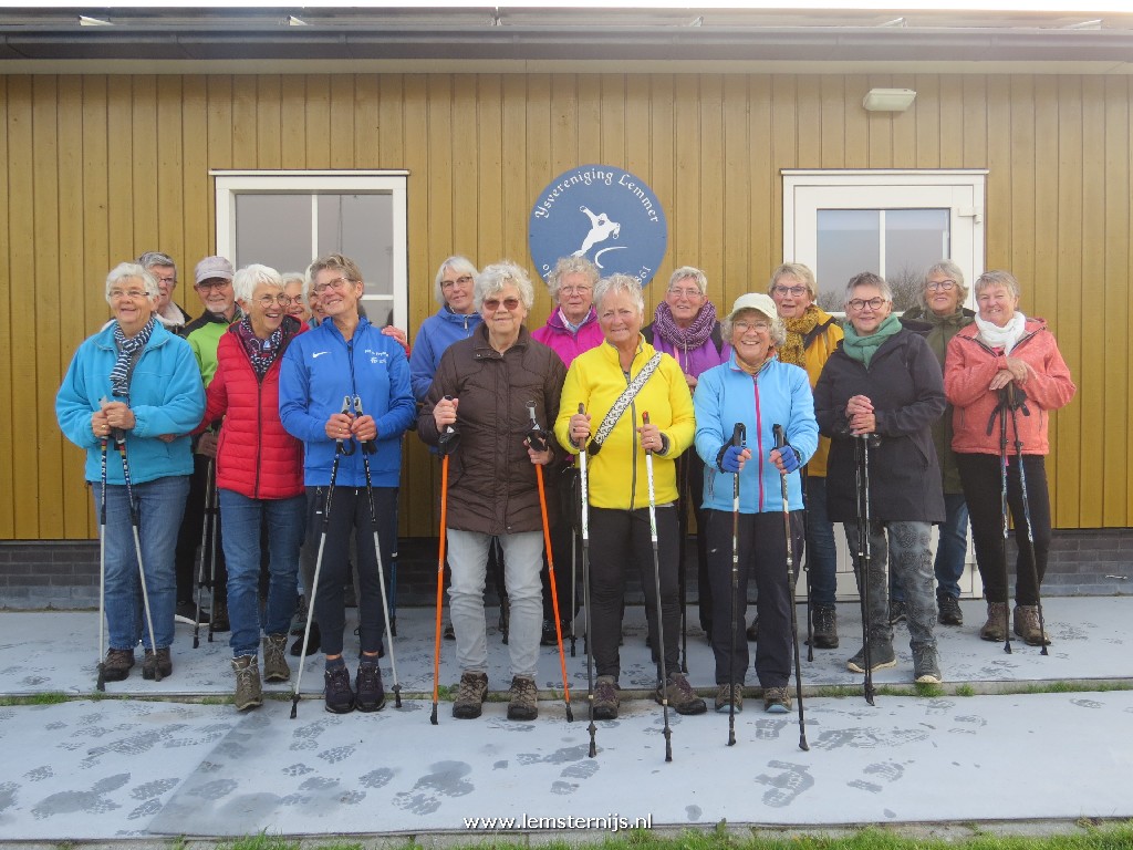 Ontzettende gezellige en sociale groep Nordic Walkers heeft 80-jarige juf