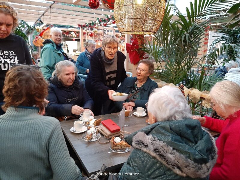 Zonnebloem Lemmer bezoekt kerstshow in Emmeloord