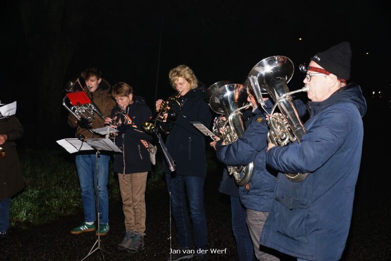 Crescendo al 60 jaar voor dag en dauw op pad om te spelen op eerste kerstdag