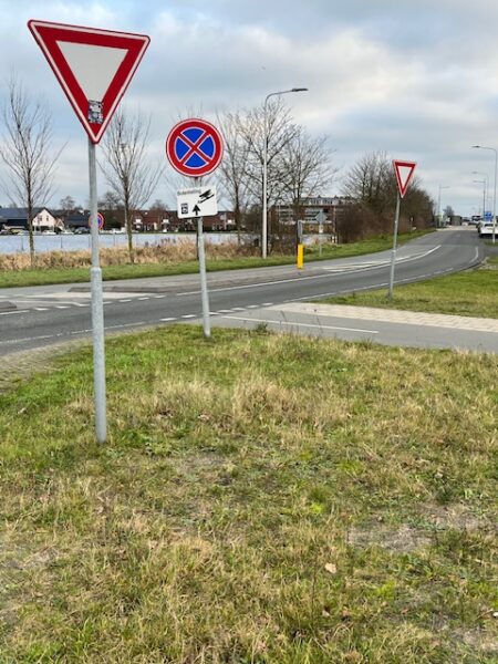 Bordenchaos en onduidelijkheid over de verkeerssituatie Lemmer