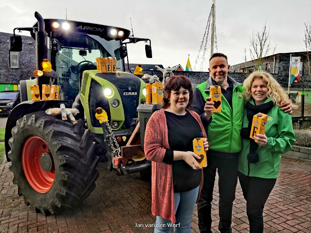 Boeren brengen met trekkers chocolademelk naar bewoners Suderigge