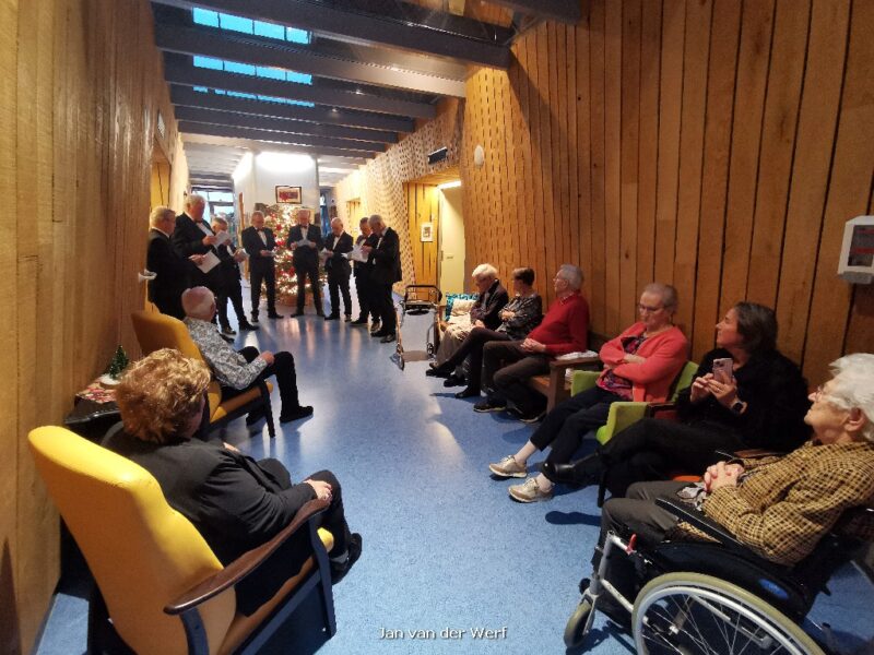 Delegatie Lemster Mannenkoor zingt in zorginstellingen