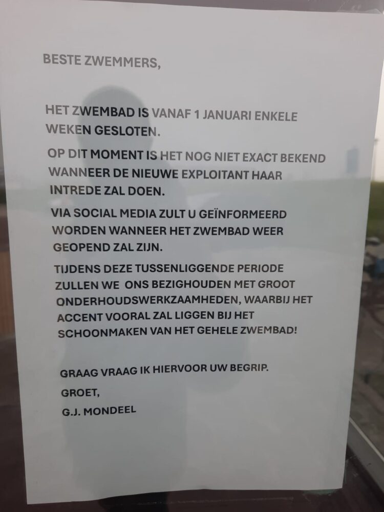 Briefje op zwembad