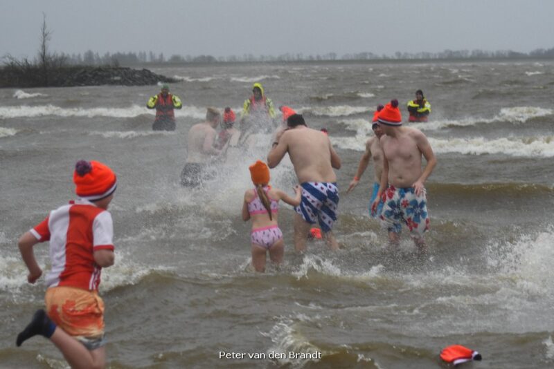 Foto’s: Allemaal bikkels en bikkelende hulpverleners tijdens de nieuwjaarsduik Lemmer